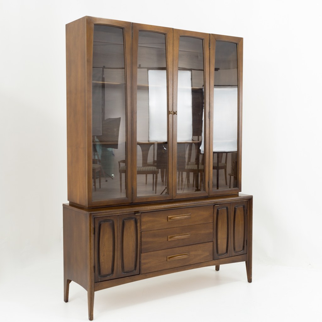 Picture of: Broyhill Emphasis Mid Century Walnut China Cabinet