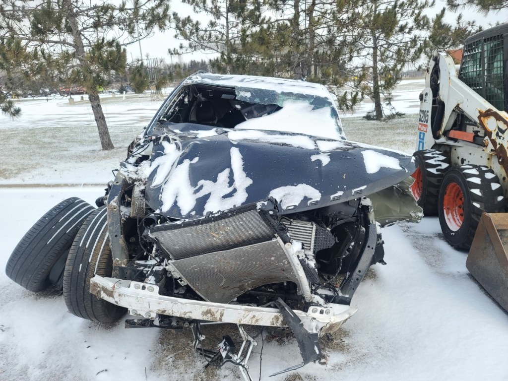 Picture of: Photos show Hennepin County Sheriff’s mangled car after drunken